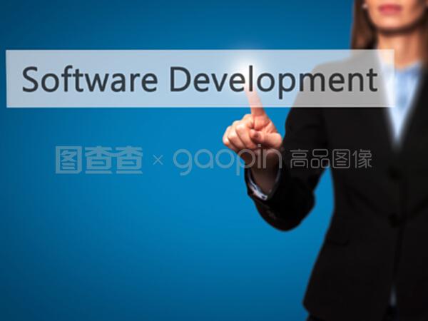 指尖商機 女商人按下技術(shù)按鈕，開啟軟件開發(fā)與銷售新篇章